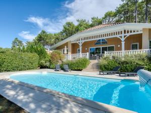 une piscine devant une maison dans l'établissement Holiday Home Atlantic Green by Interhome, à Lacanau