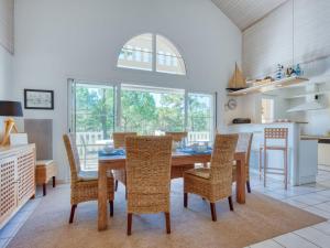 une cuisine et une salle à manger avec une table et des chaises dans l'établissement Holiday Home Atlantic Green by Interhome, à Lacanau