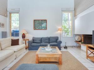 un salon avec un canapé et une table basse dans l'établissement Holiday Home Atlantic Green by Interhome, à Lacanau