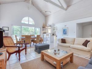 un salon avec un canapé et une table dans l'établissement Holiday Home Atlantic Green by Interhome, à Lacanau