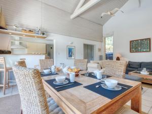 une salle à manger et un salon avec une table et des chaises dans l'établissement Holiday Home Atlantic Green by Interhome, à Lacanau 31 autres photos