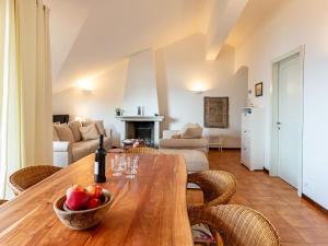 Posezení v ubytování Apartment Punta Grumo 2 by Interhome + 37 fotografií