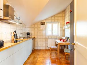 Kuchyň nebo kuchyňský kout v ubytování Apartment Punta Grumo 2 by Interhome