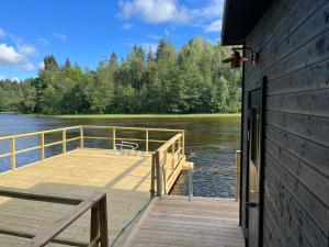 ein Dock mit Blick auf einen Wasserkörper in der Unterkunft Forsså Herrgård hotell och SPA in Näsviken