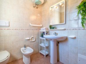 A bathroom at Apartment L'Oasi Bilo A1 by Interhome