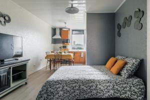 a bedroom with a bed and a dining room at Le Clem'S - Entre Metz et le Luxembourg in Amnéville