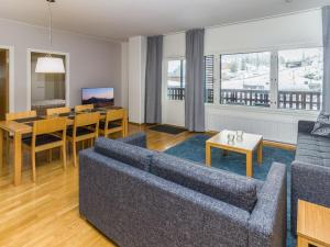 ein Wohnzimmer mit Sofa und Tisch in der Unterkunft Holiday Home Lumi-chalet 1312 by Interhome in Ruka