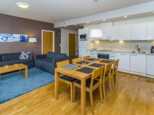 eine Küche und ein Wohnzimmer mit Tisch und Stühlen in der Unterkunft Holiday Home Lumi-chalet 1312 by Interhome in Ruka