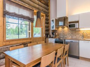 Η κουζίνα ή μικρή κουζίνα στο Holiday Home Nilikuru a 2 by Interhome