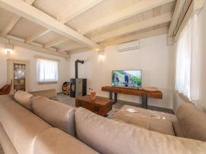 Televisyen dan/atau pusat hiburan di Chalet Didova suma 2 by Interhome