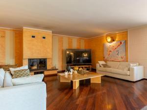 uma sala de estar com um sofá e uma mesa de centro em Villa Tenuta La Maronera by Interhome em Colombaro