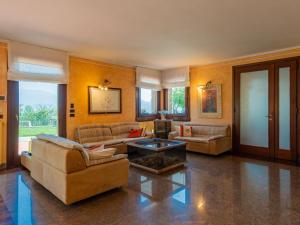 uma grande sala de estar com dois sofás e uma lareira em Villa Tenuta La Maronera by Interhome em Colombaro