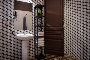 y baño con lavabo y espejo. en The Loft Hostel La Pedrera, en Barcelona