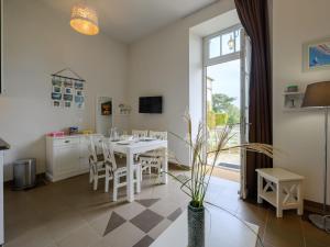 cocina y comedor con mesa y sillas en Apartment Le Château de Kergonano-3 by Interhome, en Baden