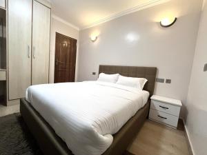 Tempat tidur dalam kamar di Midtown Executive Suites With Balcony, King Bed