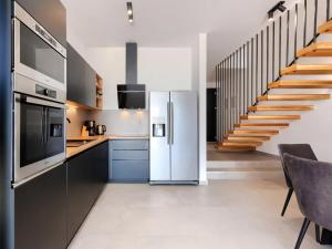 eine Küche mit einem Kühlschrank und einer Treppe in der Unterkunft Holiday Home Villa MI by Interhome in Pula