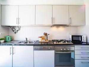 Kuchyň nebo kuchyňský kout v ubytování Apartment Precious time by Interhome