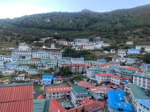 uma vista aérea de uma cidade com edifícios coloridos em Hotel hillten em Namche
