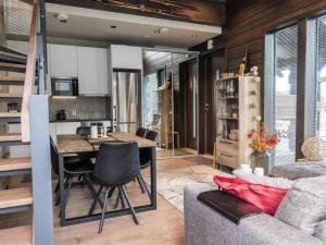 Holiday Home Levi platinum 2 b 6 by Interhome في ليفي: مطبخ وغرفة معيشة مع طاولة وكراسي