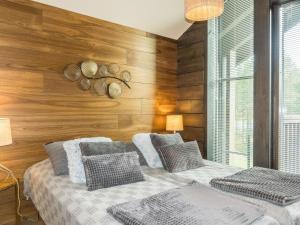 Holiday Home Levi platinum 2 b 6 by Interhome في ليفي: غرفة نوم بها سرير وجدار خشبي