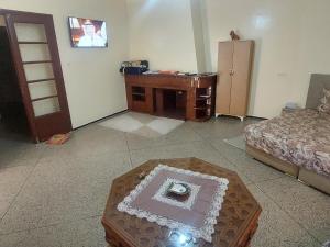 a living room with a room with a table and a desk at Studio Meknes Hamria in Meknès