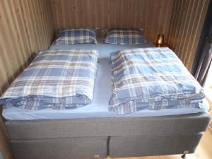 1 cama en una habitación con 2 almohadas en Holiday Home Sinnsro - VDS100 by Interhome en Ron