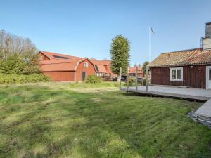 un cortile con una casa e un edificio di Holiday Home Karsbo gård - VML114 by Interhome a Norberg