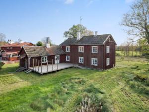 una vista aérea de un granero rojo grande en Holiday Home Karsbo gård - VML114 by Interhome, en Norberg