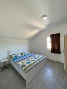 a bedroom with a bed and a window at Vikendica Villa Ramona Banja Luka in Banja Luka