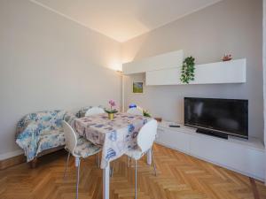 Μια τηλεόραση ή/και κέντρο ψυχαγωγίας στο Apartment Enrico by Interhome