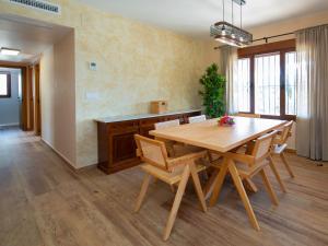 Un comedor con mesa y sillas de madera. en Villa Agave by Interhome, en Calpe 33 fotos más