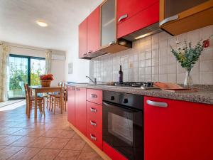 A kitchen or kitchenette at Apartment L'Oasi Trilo A7 by Interhome