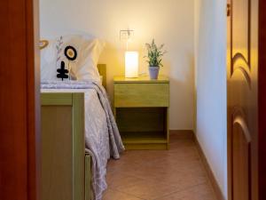 A bed or beds in a room at Apartment L'Oasi Trilo A7 by Interhome