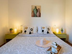 A bed or beds in a room at Apartment L'Oasi Trilo A7 by Interhome