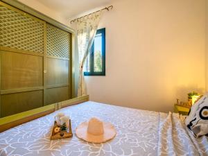 A bed or beds in a room at Apartment L'Oasi Trilo A7 by Interhome