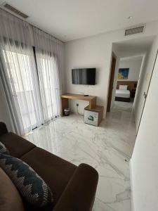 Televízia a/alebo spoločenská miestnosť v ubytovaní Twin Hotel Tanger