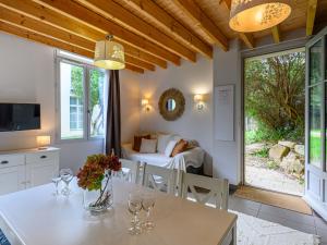 TV a/nebo společenská místnost v ubytování Villa Château De Kergonano- dans l'Orangerie-5 by Interhome