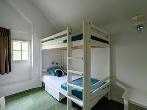 Postel nebo postele na pokoji v ubytování Villa Château De Kergonano- dans l'Orangerie-5 by Interhome