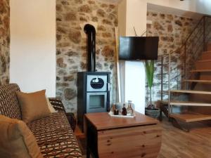 uma sala de estar com um fogão a lenha num quarto em VILLA CASTELLOS 