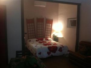 ein Schlafzimmer mit einem großen Bett mit Blumen darauf in der Unterkunft San Todero Country House in Centuripe