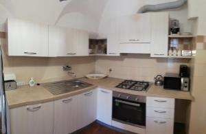 A kitchen or kitchenette at A ca' du Risso - Appartamento - Sea & outdoor for families, bikers and climbers
