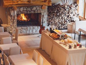 a restaurant with a fireplace and a table with food at ONA Apart Hotel and Spa in Villa La Angostura