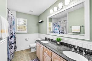 ein Badezimmer mit Waschbecken, Toilette und Spiegel in der Unterkunft 4BR, 2.5BA, sleep 11, close to highway and airport in Grapevine + 37 Fotos