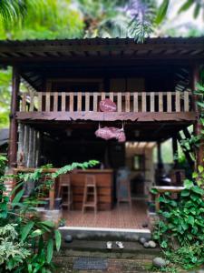 un modèle de maison avec une table et des chaises dans l'établissement Bale Jukung, à Tanjung