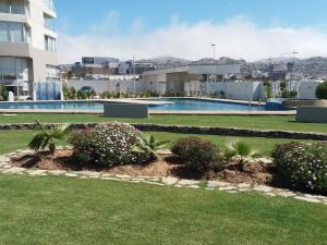 un complejo con piscina y plantas en Departamento con vista al mar, en Coquimbo