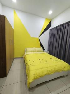 - une chambre dotée d'un lit jaune et d'une peinture murale dans l'établissement Austin Manhattan Design Avant Suite by Double A, à Johor Bahru