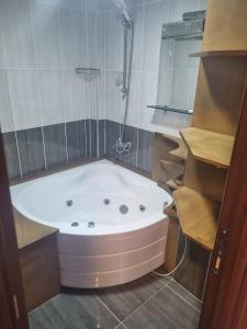 Koupelna v ubytování Grand Life Hotel