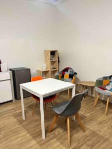 a white table and chairs in a room at T1 in Toulouse +8 photos