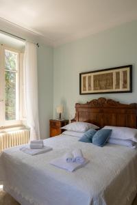 una camera da letto con un grande letto con asciugamani di Villa Roberta - Homelike Villas a Fano