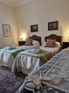 una camera con due letti con coperte di Villa Roberta - Homelike Villas a Fano